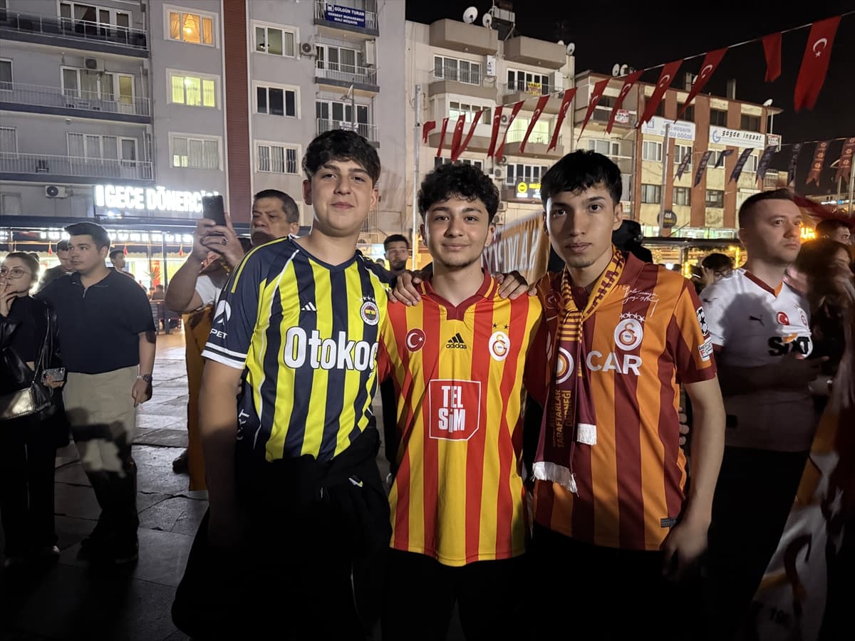 Galatasaray'ın Şampiyonluğu İzmir ve Çevre İllerde Coşkuyla Kutlandı