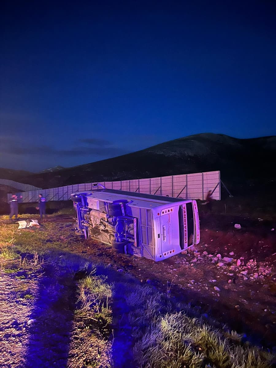 Sivas'ta taraftar midibüsü devrildi: 25 yaralı
