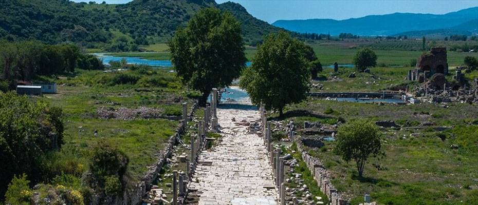 Efes’te 2 bin yıllık sütunlar ‘taş hastanesi’nde yeniden ayağa kaldırılıyor
