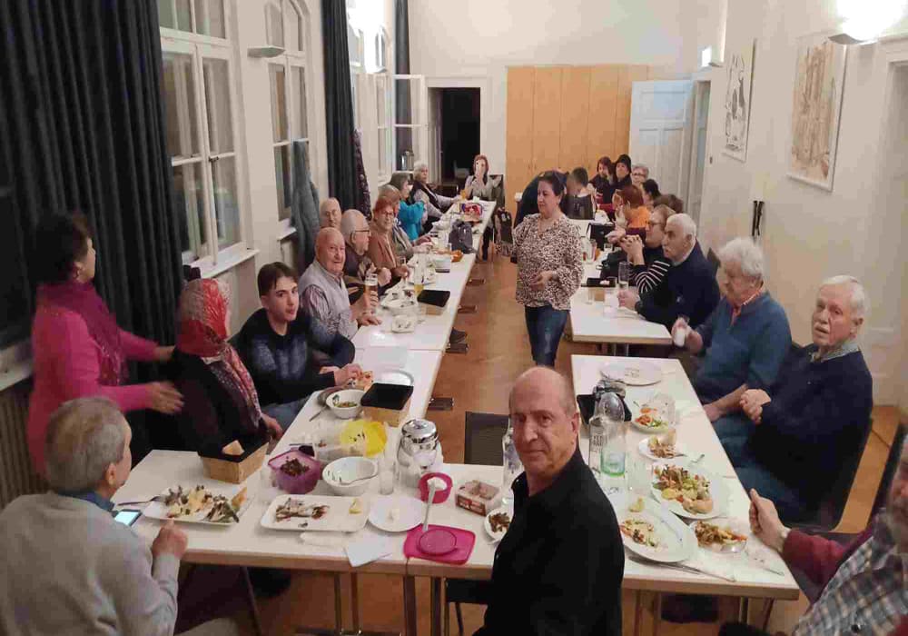 Emekliler her hafta buluşup eski günleri yad ediyorlar