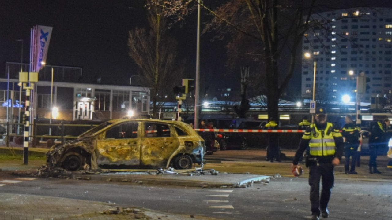 Hollanda'da şiddet olaylarında polis araçları ateşe verildi