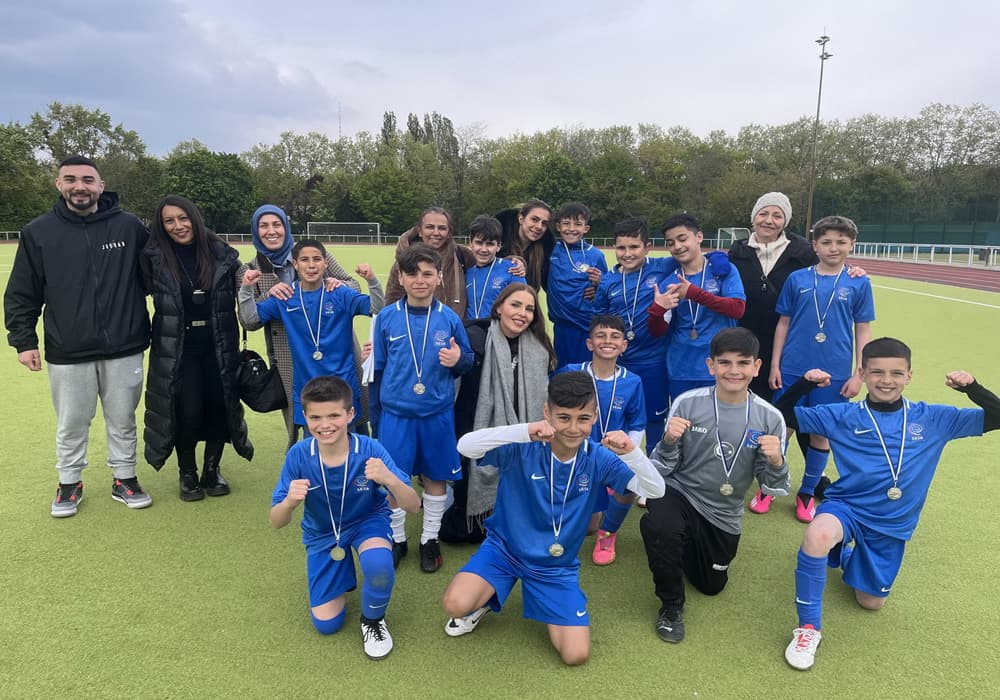 Berlin Aziz Nesin İlkokulu futbol takımı turnuvayı namağlup bitirdi
