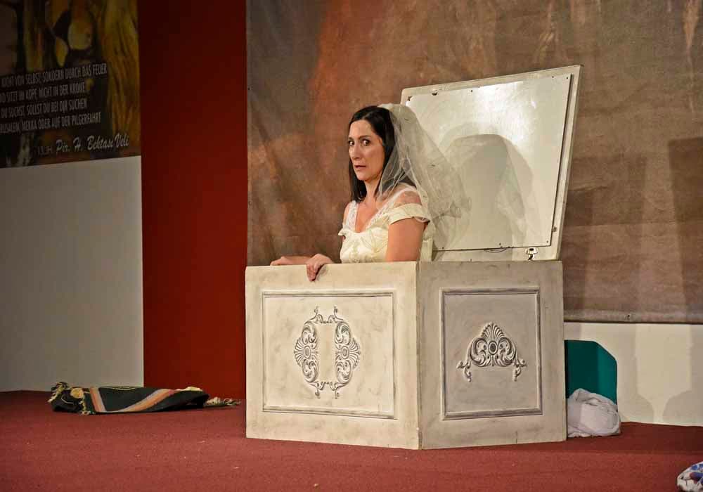 ‘Bir Kadın Uyanıyor’ Oyunu Berlin Cemevi’nde Sahnelendi