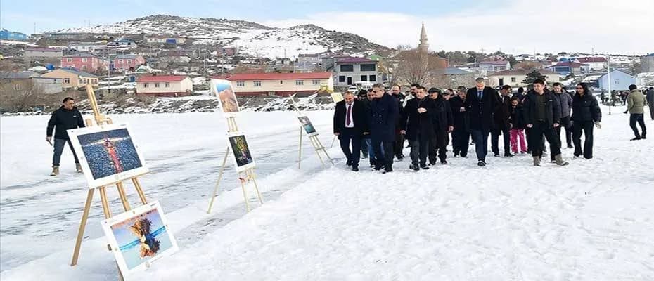 Buzla kaplı Çıldır Gölü’nde fotoğraf sergisi düzenlendi