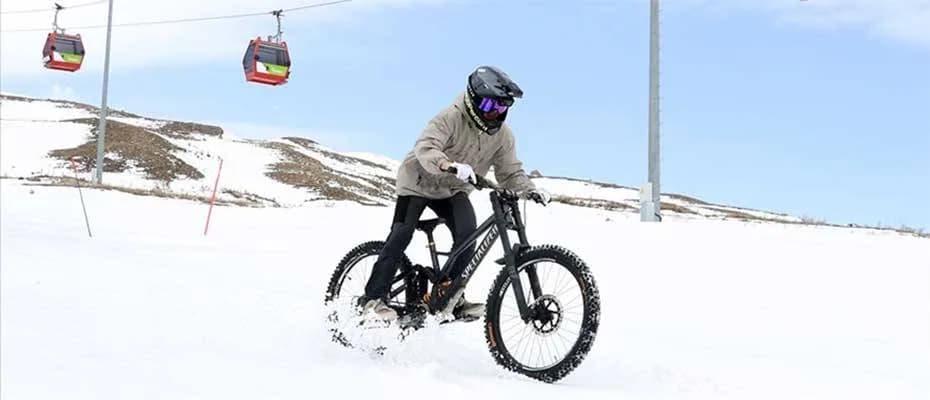 Downhill sporcuları Erciyes’in karla kaplı pistlerinde güç depoluyor