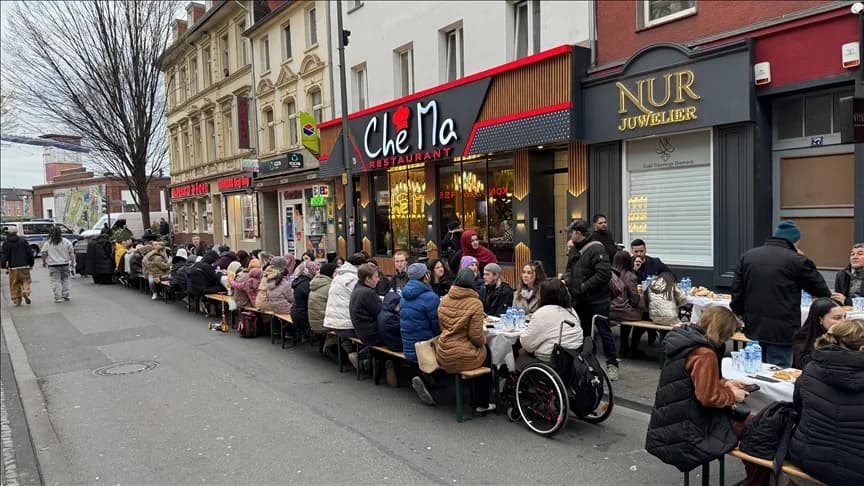 Köln’ün Türk caddesinde Türkler ve Almanlar sokak iftarında bir araya geldi