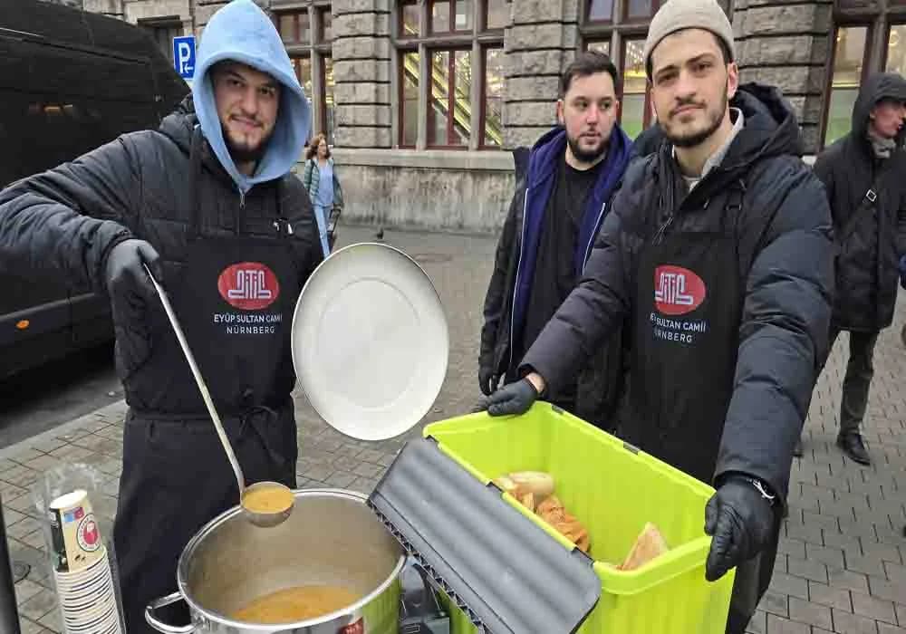 DİTİB’li gençler Kadir gecesi çorba dağıttı