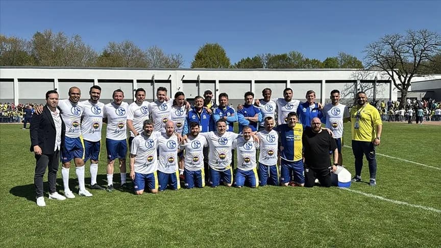 Almanya’da Fenerbahçe efsaneleri ile eski Schalke 04 oyuncuları dostluk maçı yaptı