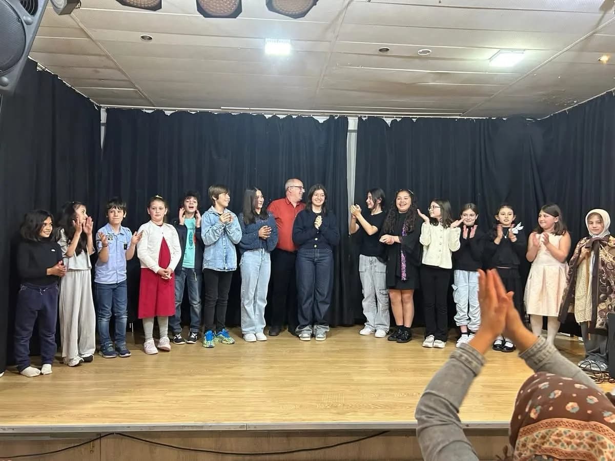 MİNİKLER SAHNEDE DEVLEŞTİ