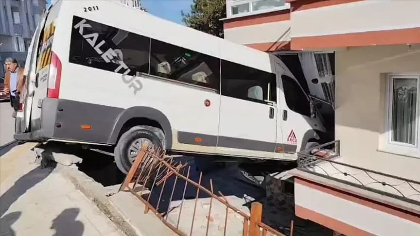 Okul servisi evin balkonuna girdi