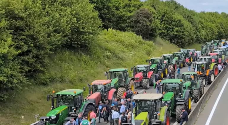 Fransa’da çiftçiler otoyolu trafiğe kapattılar!