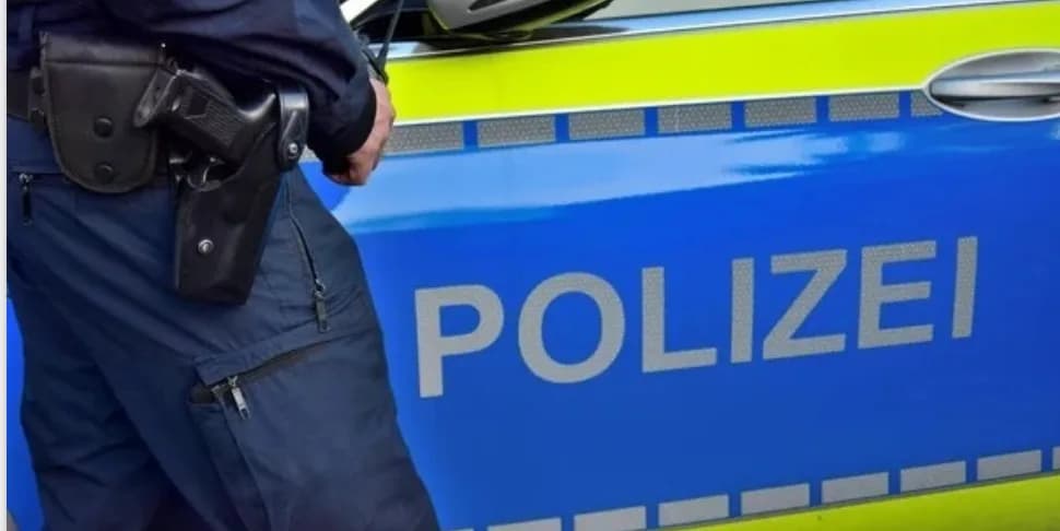 Irkçı içerik paylaşmakla suçlanan polislerin cep telefonlarına el konuldu