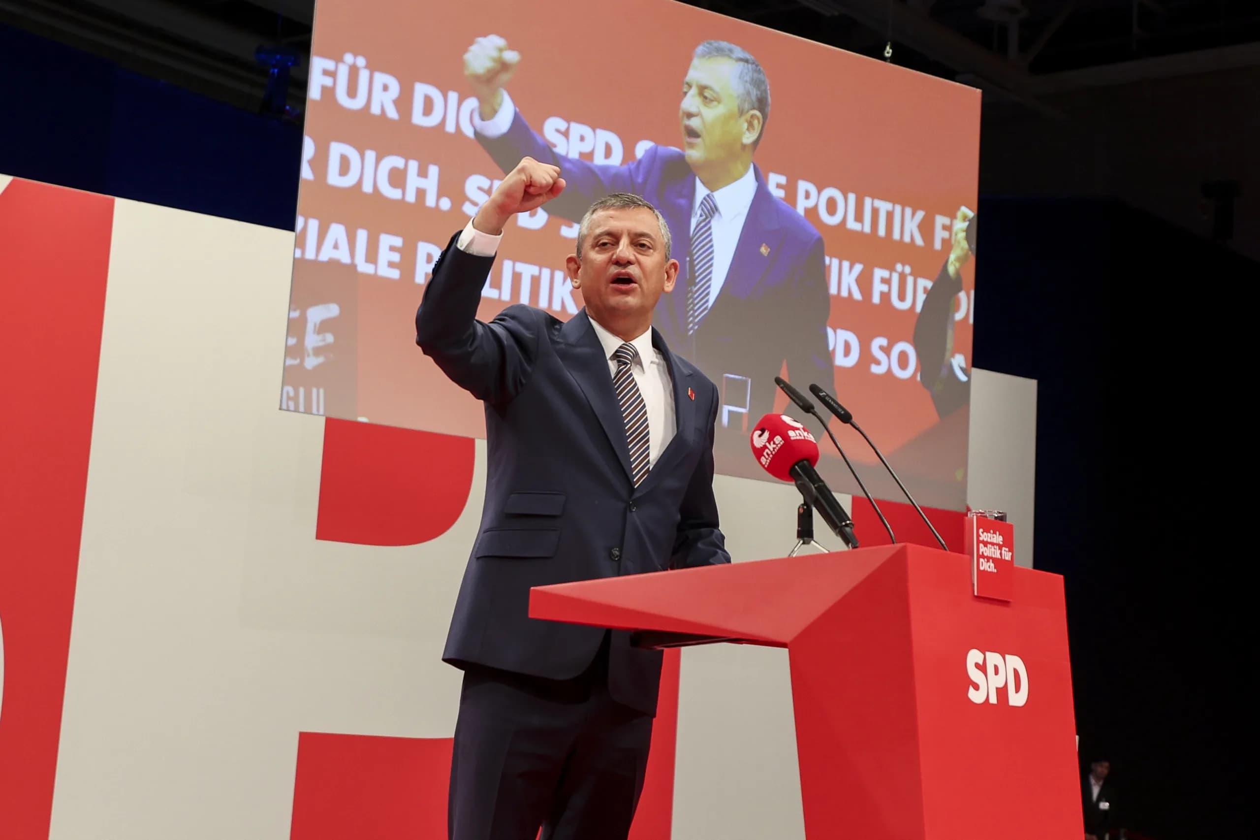 Özgür Özel’den SPD Kongresi’nde Sert Mesaj: “Demokrasiye En Ağır Saldırılardan Biri Yaşanıyor”