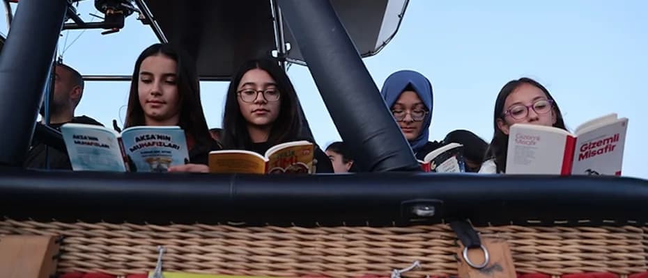 Kapadokya’da öğretmen ve öğrenciler gökyüzünde kitap okudu