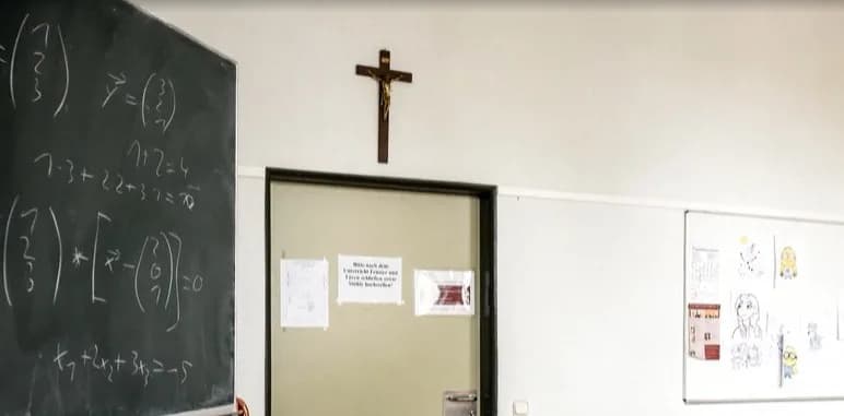 Bavyera’da öğrenciler haç sembolüne karşı açtıkları davayı kazandı