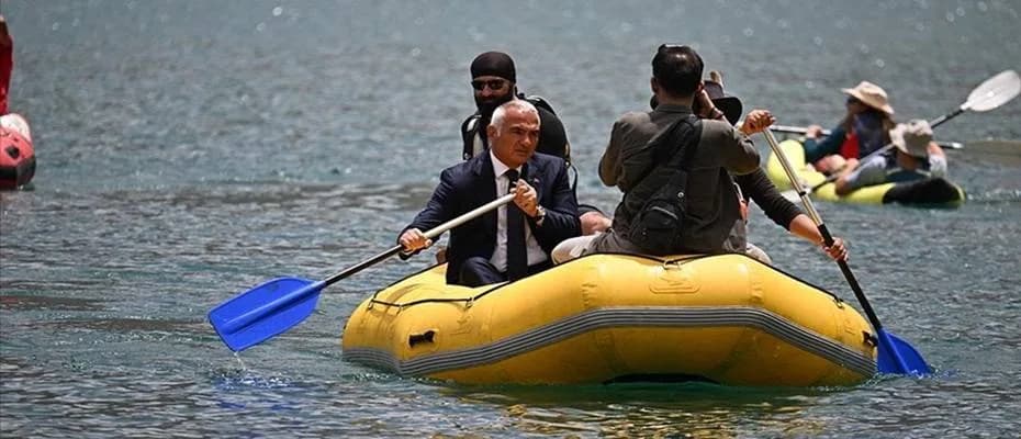 Bakan Ersoy, Hakkari’de Sat Buzul Gölleri’nde botla gezinti yaptı