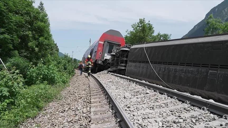 Almanya’da yolcu treninin raydan çıkması sonucu 3 kişi öldü