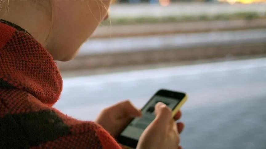 Belçika’da okullarda cep telefonu yasağı 2025-2026’da yürürlüğe giriyor