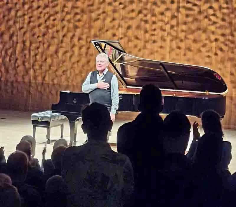 Ünlü Türk Piyanist Hüseyin Sermet Hamburg Elbphilharmonie’de Büyüledi