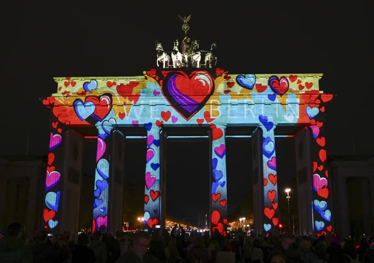 Berlin’de “Festival of Lights” Büyüledi: Şehir Işıklarla Parladı!