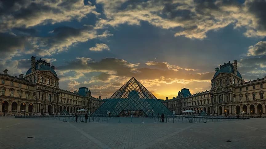 Louvre Müzesi kapılarını ziyaretçilere yeniden açtı