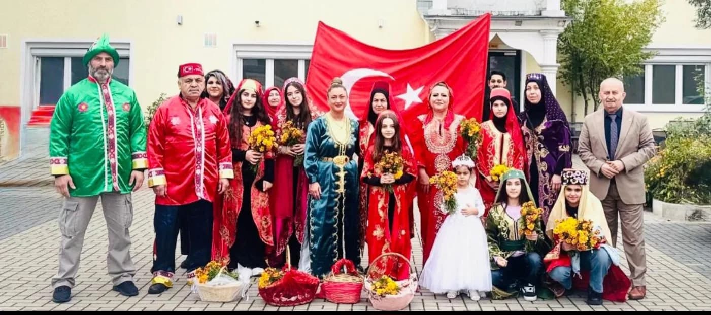 Fürth Hasat Bayramı’nda Türk Folklorcular Alkış Topladı