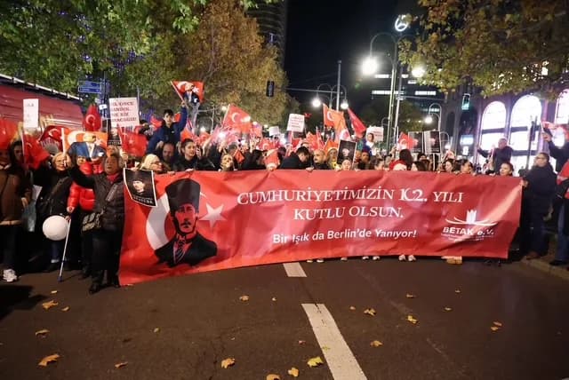 Berlin`de Cumhuriyet Işığı Parladı