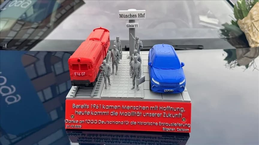 Almanya’da TOGG’un yetkililerine “1961 göç ve geleceğin mobilitesi” sürprizi
