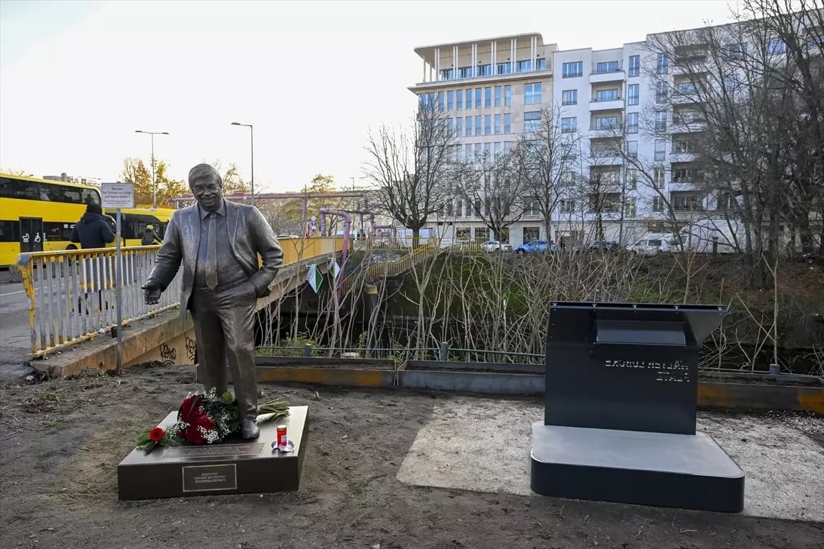 Öldürülen siyasetçinin heykeli CDU Genel Merkezi önüne konuldu