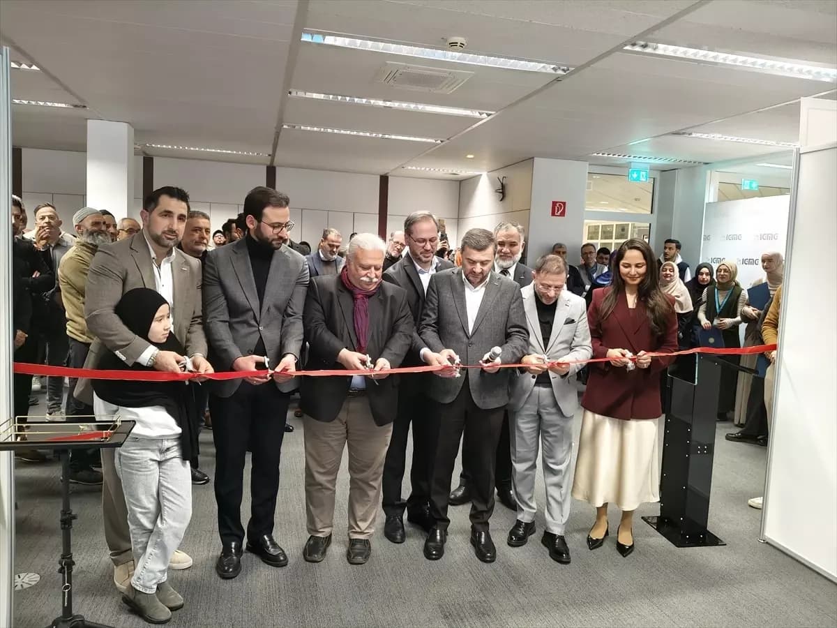 Köln`de ebru sergisi açıldı