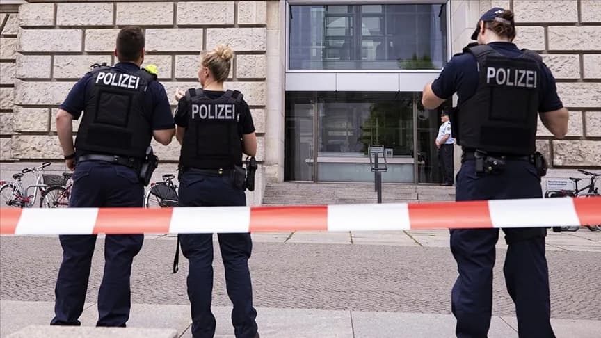 Berlin’de Başörtülü Polis Tartışması