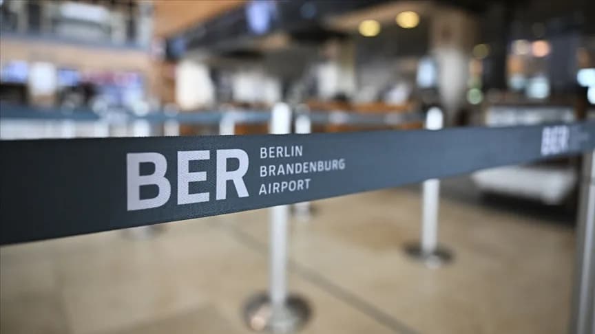 Berlin`de buzlanma nedeniyle havalimanı kapandı