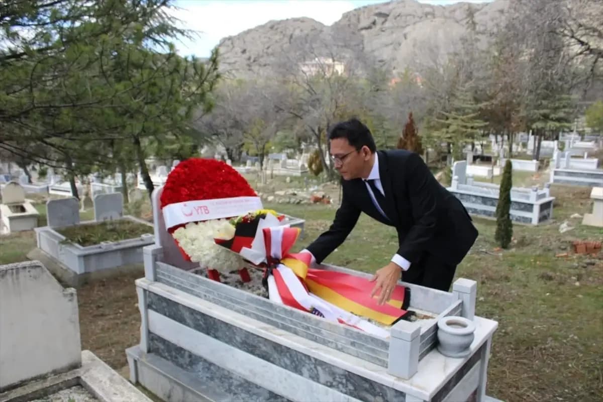 Almanya’daki ırkçı saldırıda hayatını kaybeden Saraçoğlu Çorum’daki kabri başında anıldı