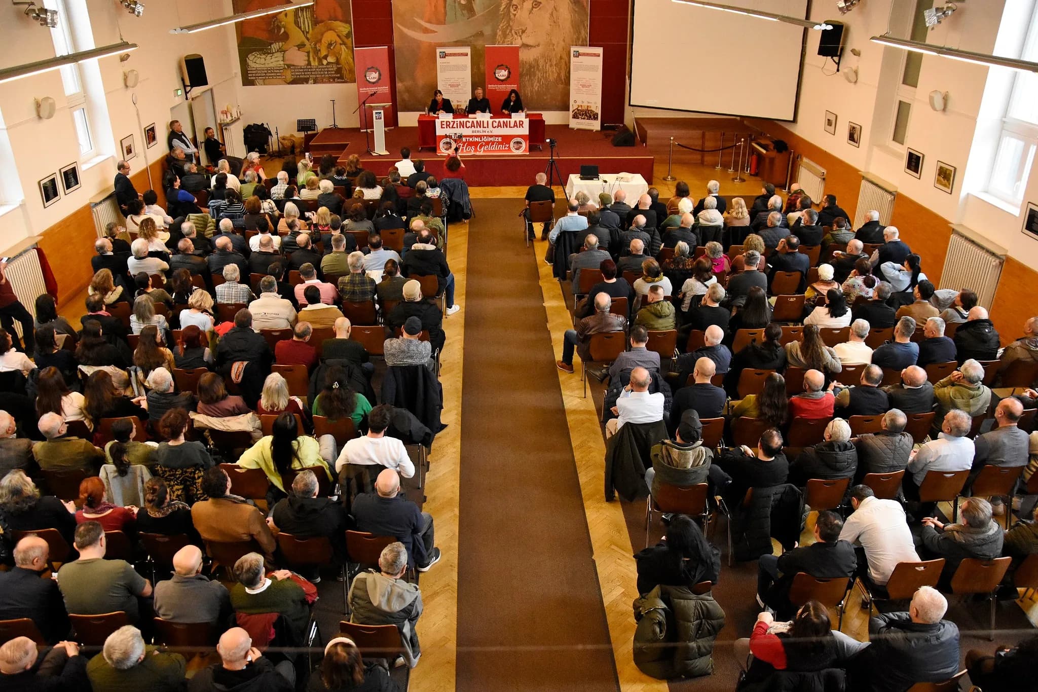Berlin’de Kadınlar Sorunları ve Çözüm Yollarını Tartıştı