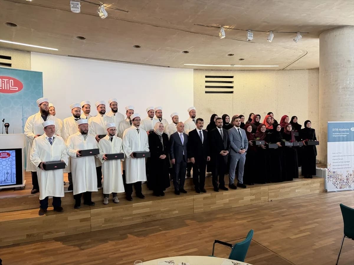DİTİB'in eğittiği din görevlileri cübbelerini giydi