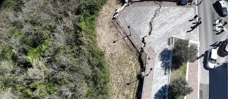 İtalya’da 4 kilometrelik toprak kayması