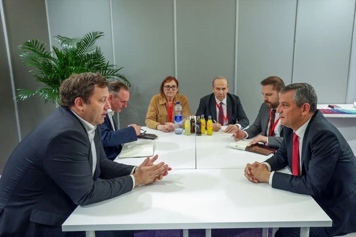 Özel, Lars Klingbeil ile Barselona’da Görüştü