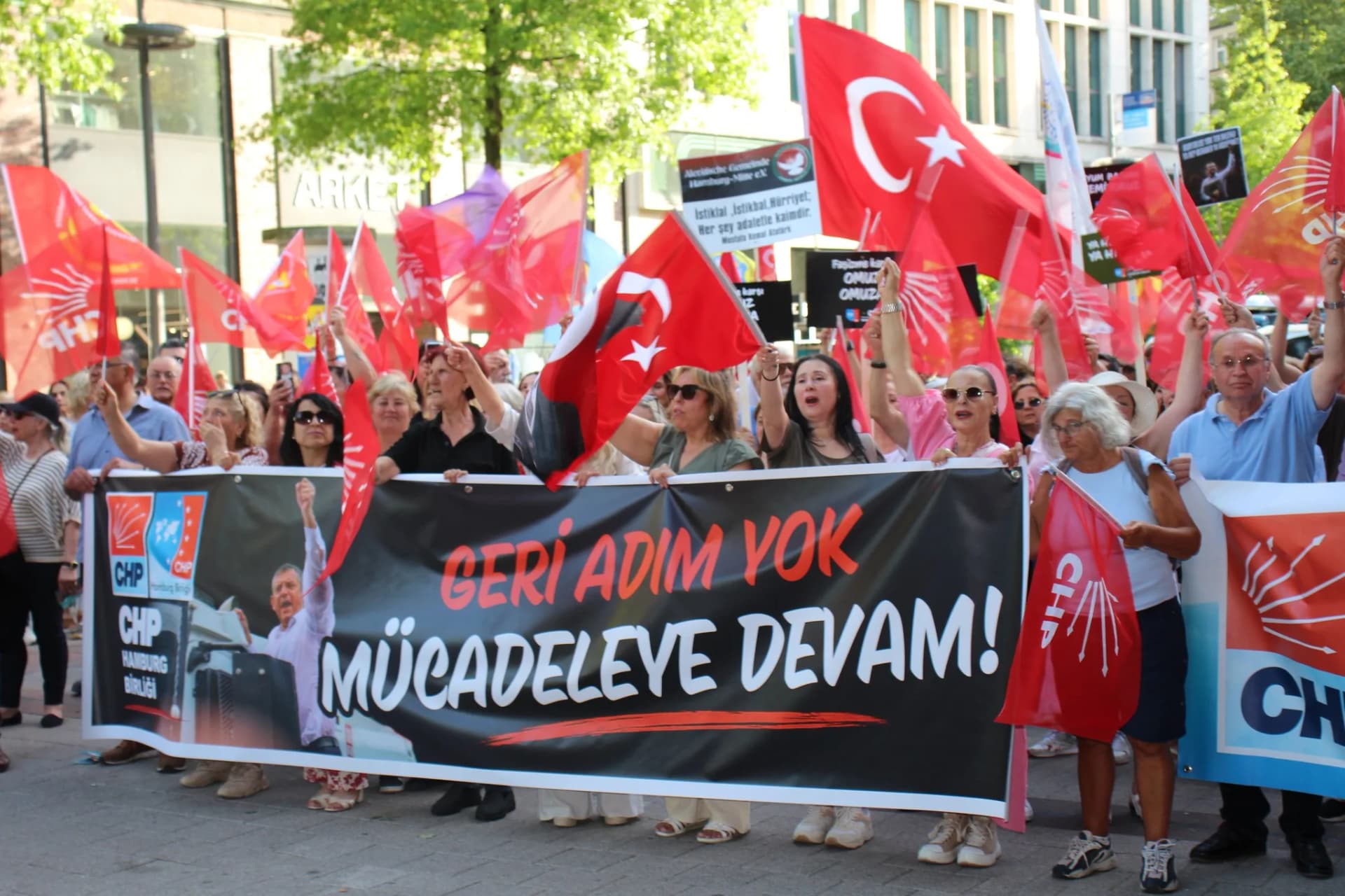 Hamburg’da Demokrasi ve Halk İradesine Güçlü Destek