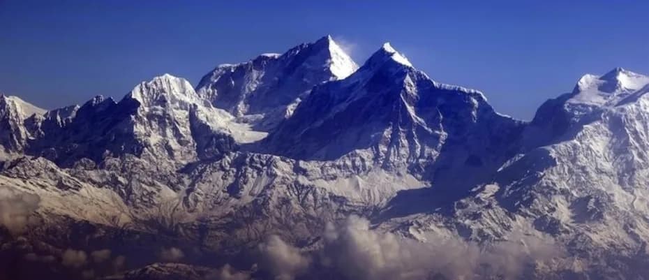 Everest Dağı’na bir günde 274 dağcı tırmanarak rekor kırdı