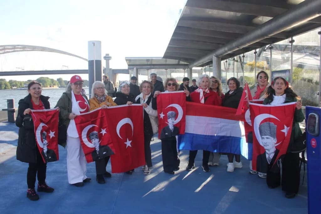 Rotterdam`daki “Onun Işığında Yürüyoruz” etkinliğine yoğun ilgi