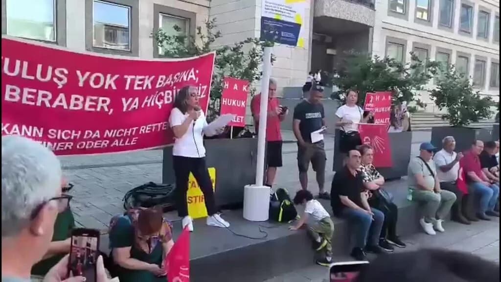 Stuttgart’ta CHP Kurultayı’nın iptal kararı protesto edildi