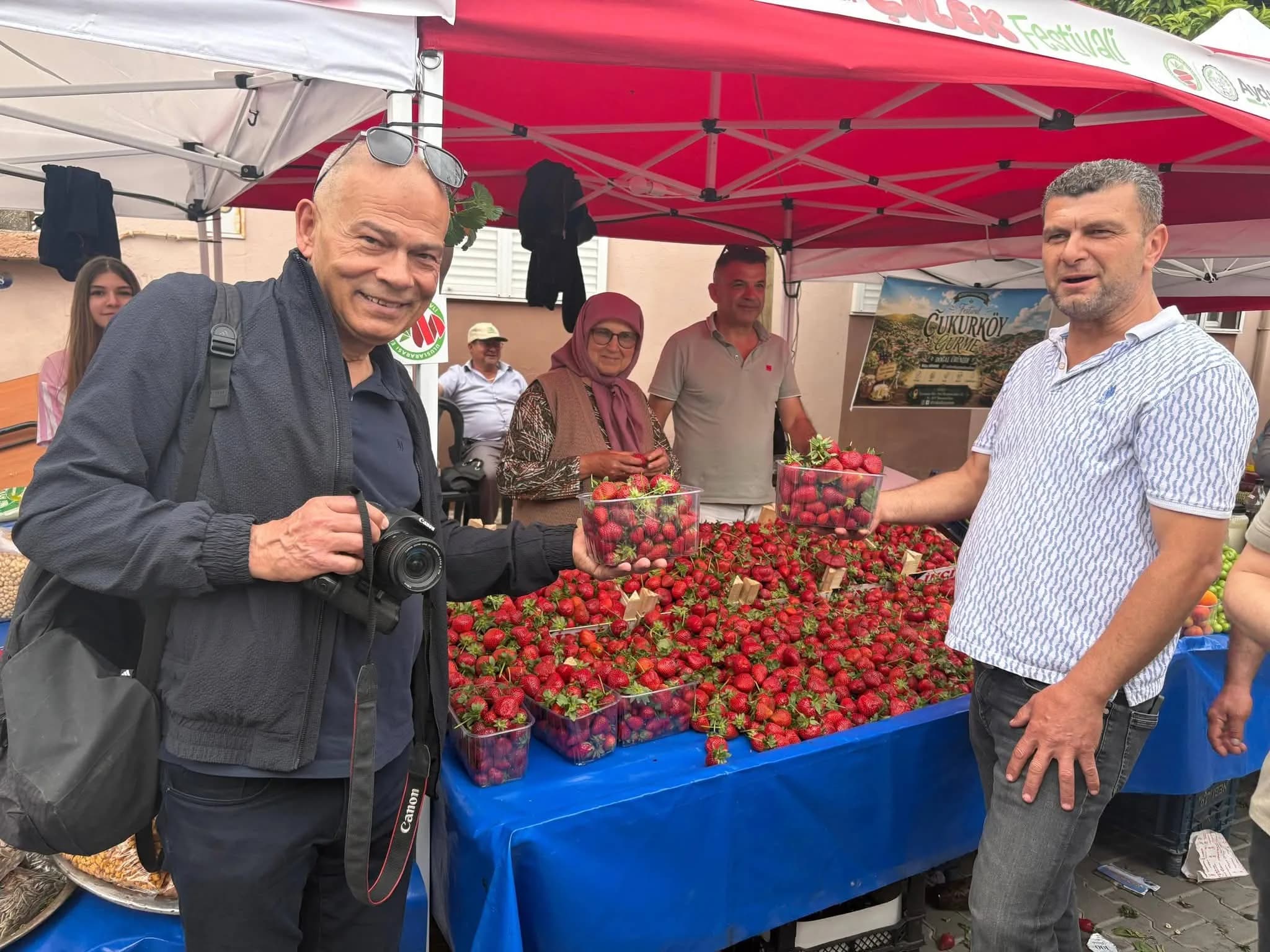 Menemen Emiralem Çilek Festivali Gönülleri Fethetti