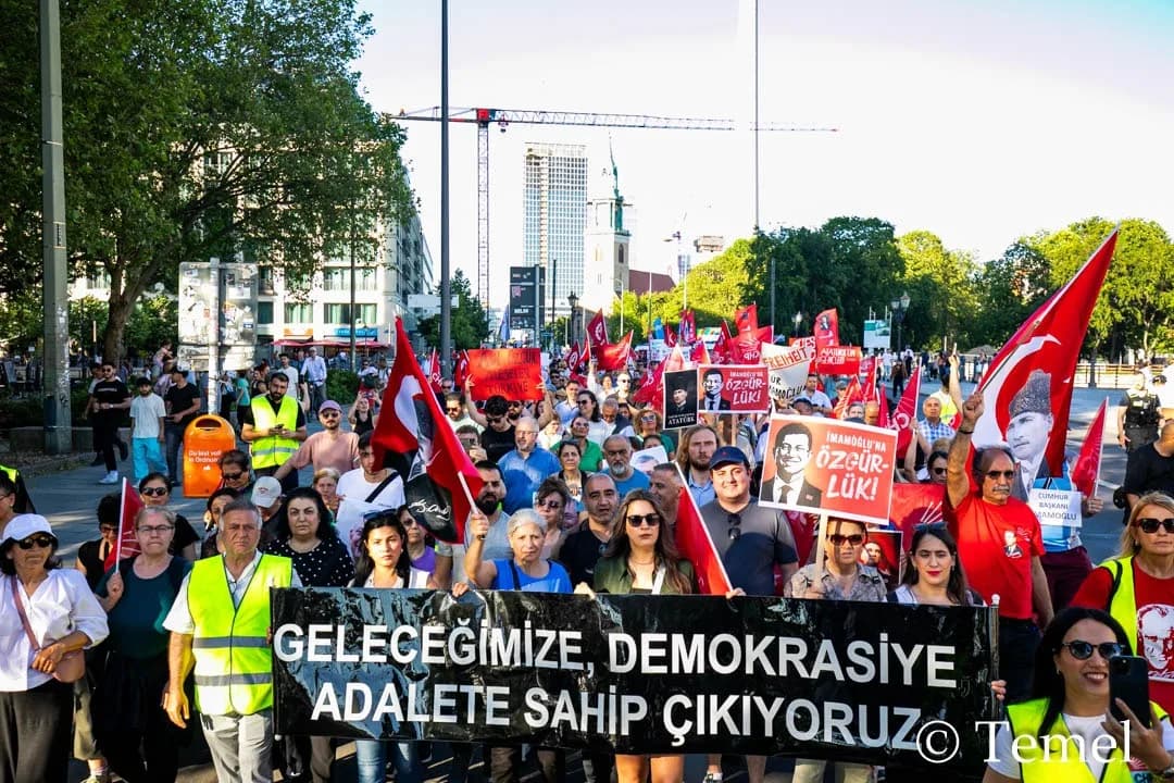 Berlin’de “Mutlak Butlana Karşı Demokrasi Yürüyüşü”ne Yoğun Katılım