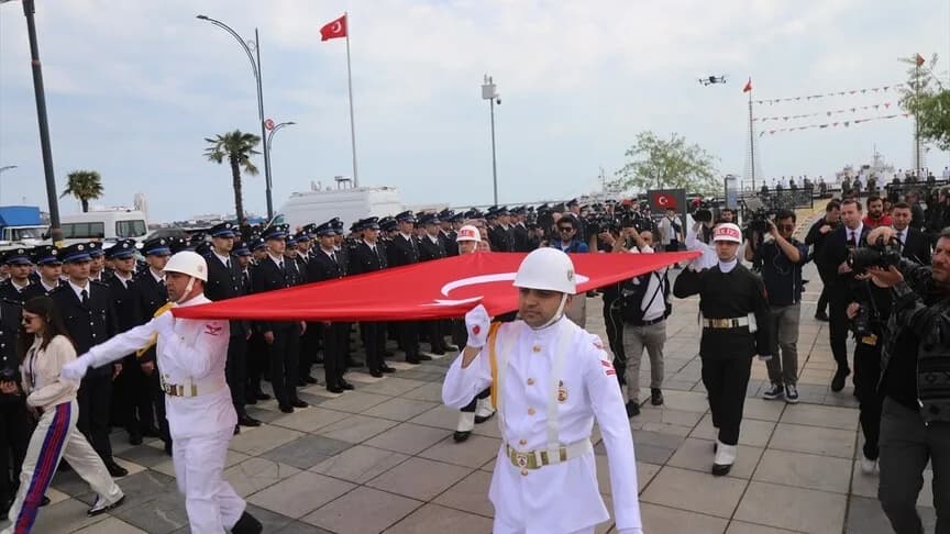 Atatürk’ü temsil eden bayrak Samsun’da karaya çıkarıldı