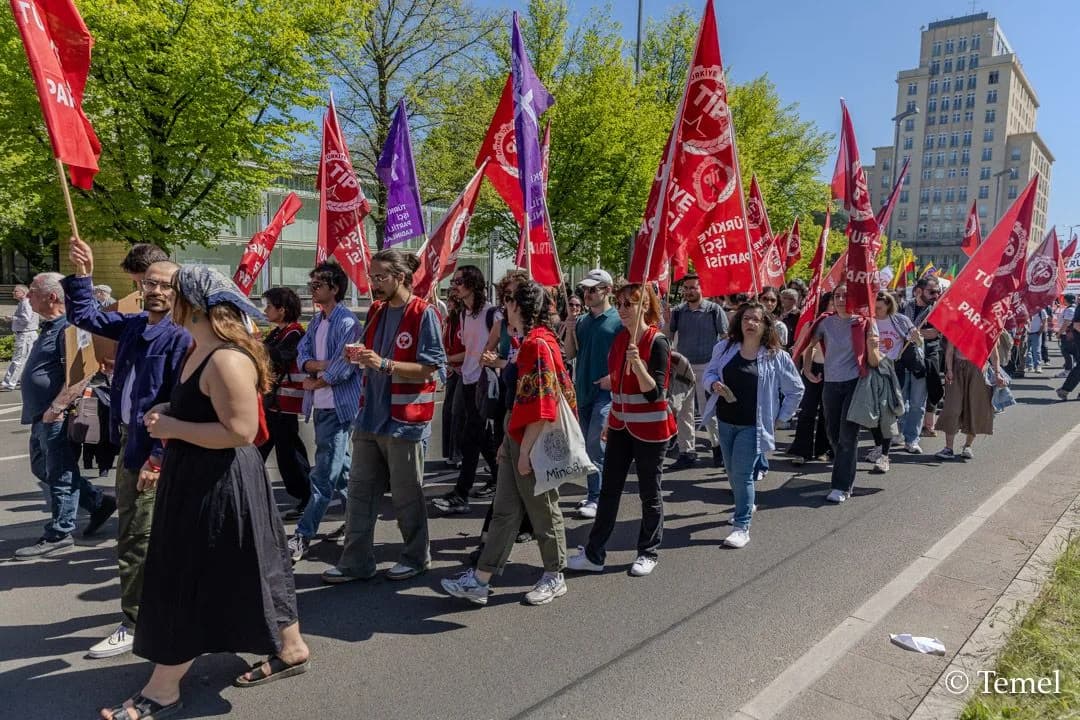 Berlin’de 1 Mayıs Coşkusu: Binlerce Kişi Emek, Dayanışma ve Adalet İçin Yürüdü