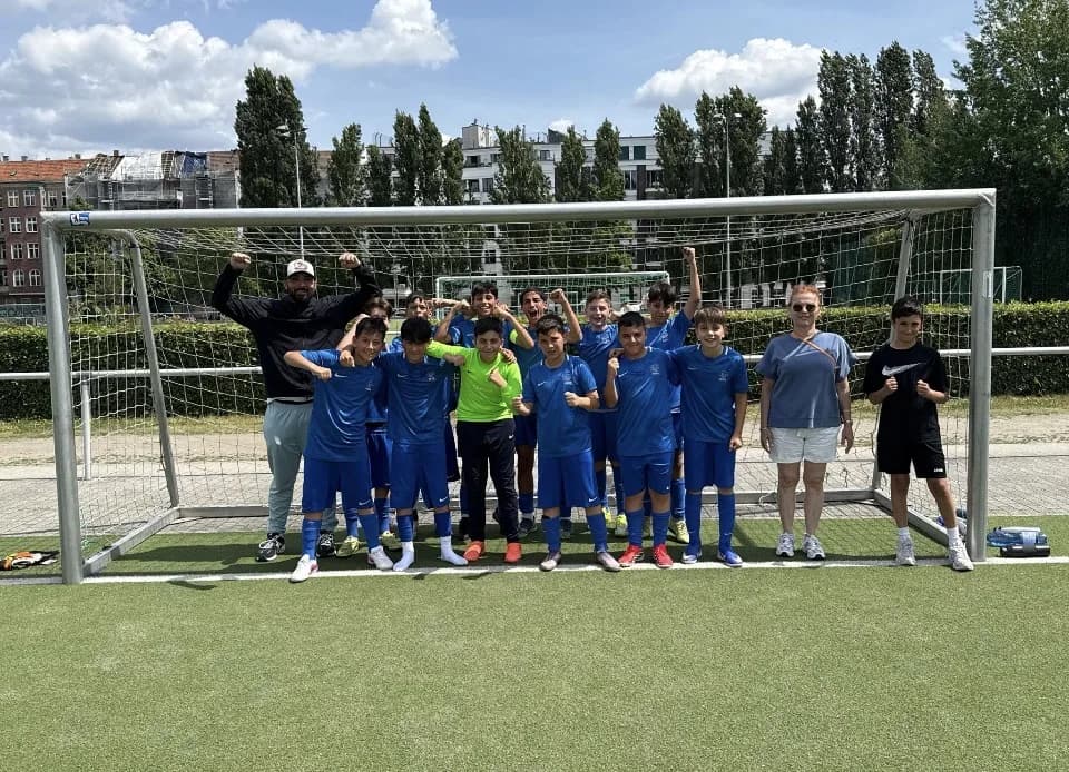 Aziz Nesin İlkokulu Futbol Takımı Berlin Şampiyonası Yarı Finalinde