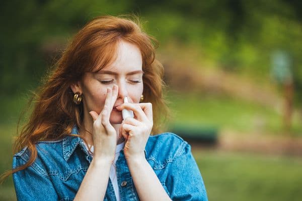 Heuschnupfen: Nasenspray mit zwei Wirkstoffen wahrscheinlich besser wirksam