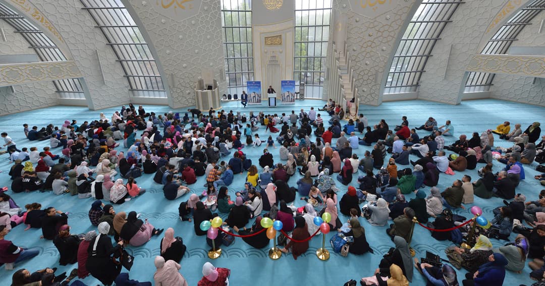 Köln’de öğrenciler dua ile okula başladı
