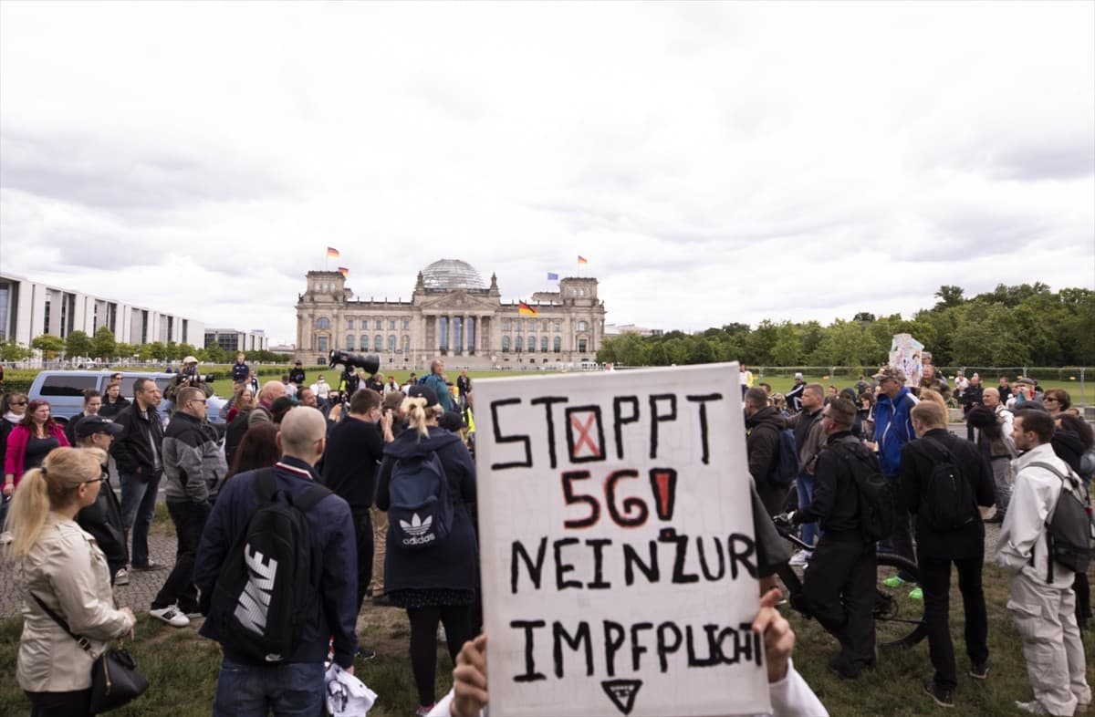 Berlin`de gösterilere katılımcı sayısı sınırı kaldırıldı