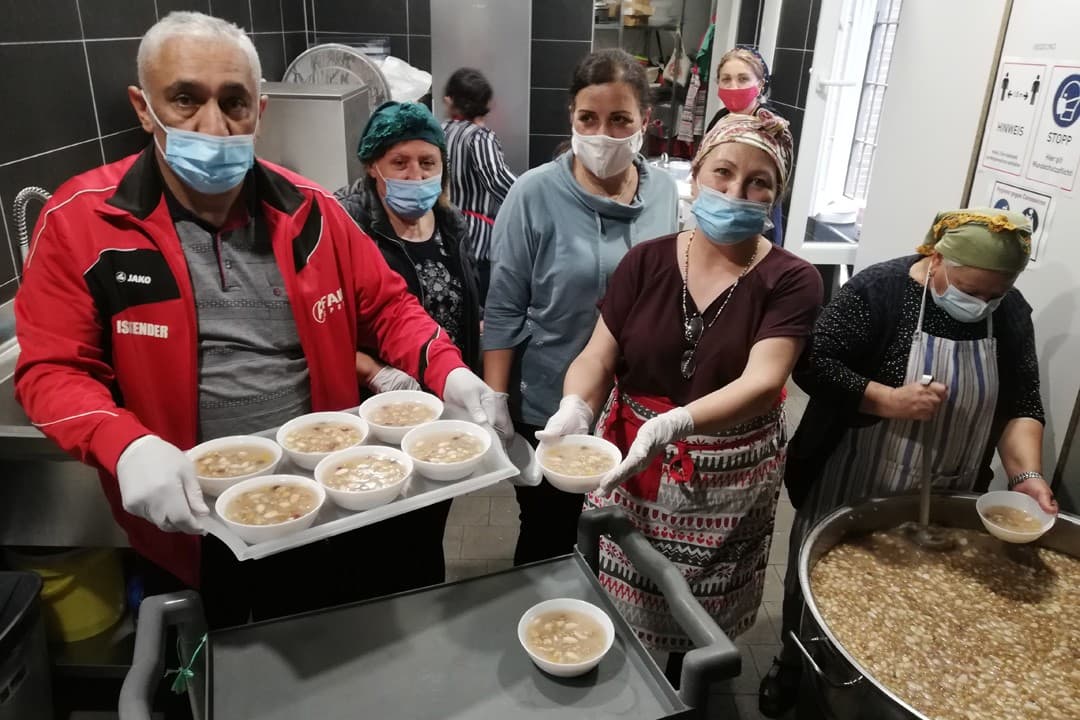 Duisburg'ta Aşure Dağıtıldı